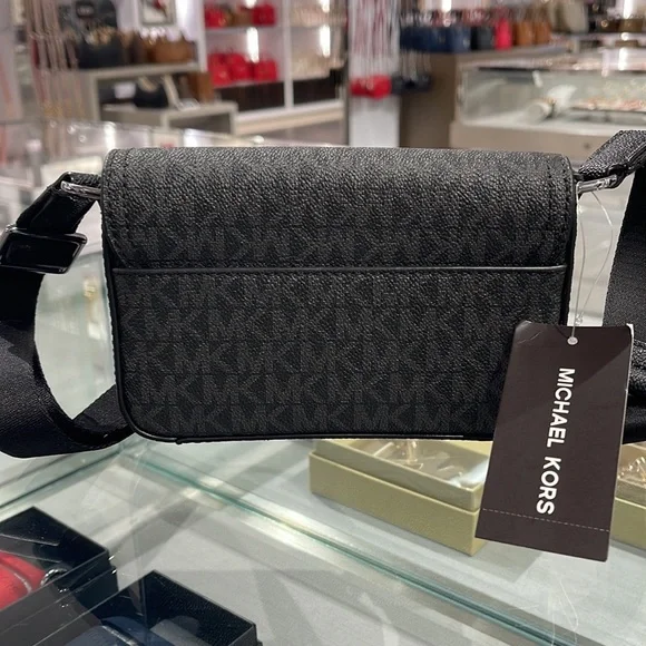 MICHAEL KORS
COOPER EW Phone XBody 
Black 
NWT - Picture 11 of 16